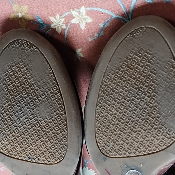 COPY - Tory Burch Black Patent Leather Open Toe T Logo Wedges (7) - Picture 6 of 11